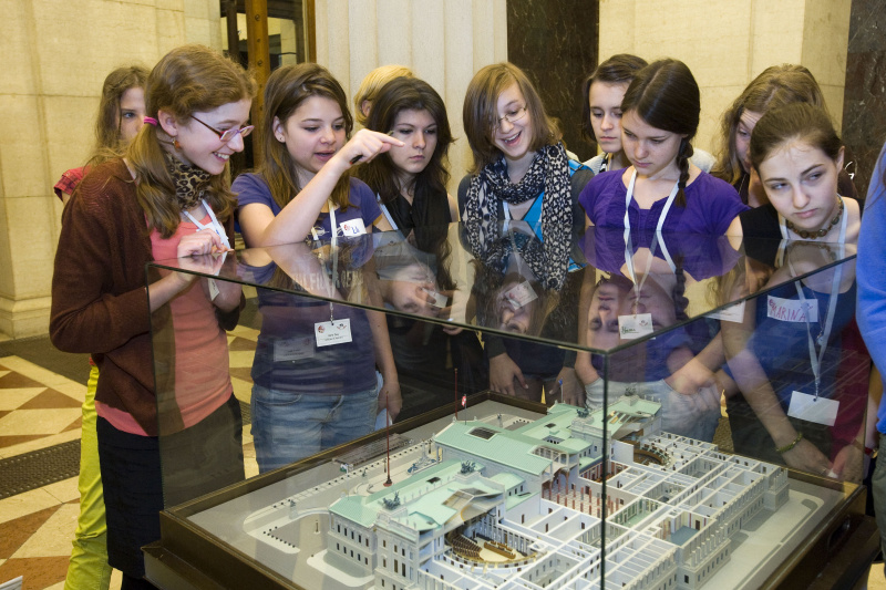 Teilnehmerinnen besichtigen das Parlamentsmodell