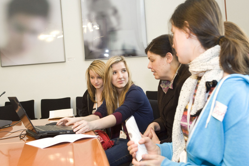 Parlamentsmitarbeiterin im Gespräch mit den Teilnehmerinnen . Internetteam der Parlamentsdirektion berichtet über ihre Tätigkeiten.