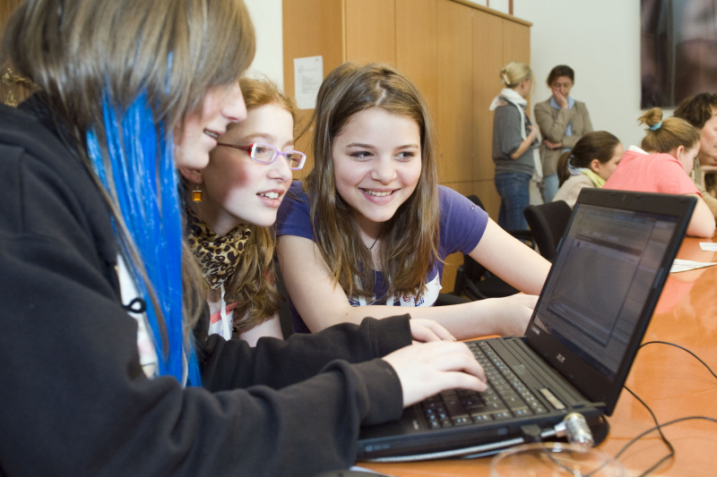 Blick in Richtung Veranstaltungsteilnehmerinnen . Internetteam der Parlamentsdirektion berichtet über ihre Tätigkeiten.