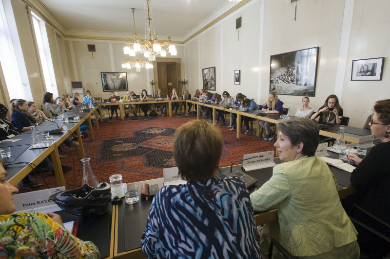 Nationalratspräsidentin Barbara Prammer im Gespräch mit den TeilnehmerInnen am Girls Day 2012