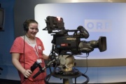 Teilnehmerin bedient die Fernsehkamera im ORF-Stadtstudio