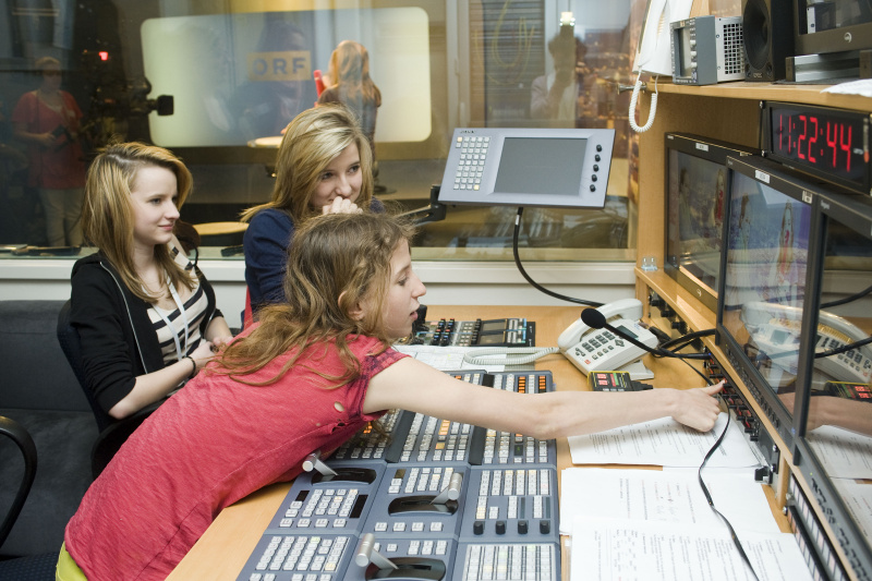 Teilnehmerinnen am Regiepult im ORF-Stadtstudio