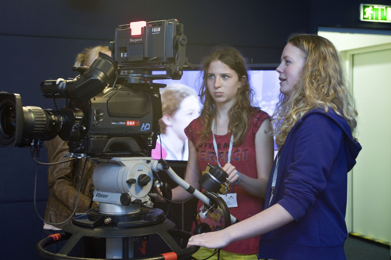 Teilnehmerinnen bedienen die Fernsehkamera im ORF-Stadtstudio
