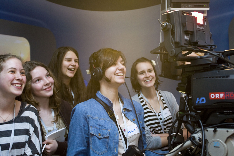 Teilnehmerinnen bedienen die Fernsehkamera im ORF-Stadtstudio