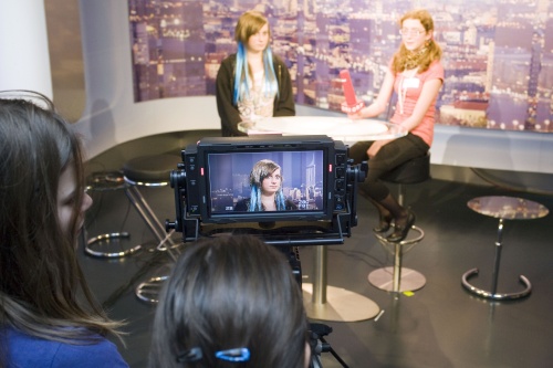 Teilnehmerinnen bedienen die Fernsehkamera im ORF-Stadtstudio