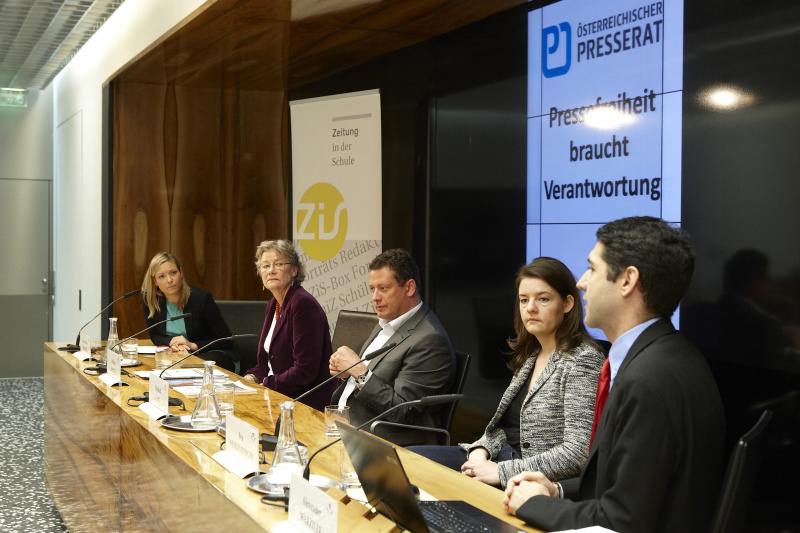 Am Podium v.li.: Medienredakteurin Anna Maria Wallner, Präsidentin von Reporter ohne Grenzen Rubina Möhring, Chefredakteur der APA Michael Lang, Chefredakteurin der Kleinen Zeitung Eva Weissenberger und der Geschäftsführer des österr. Presserates Alexander Warzilek