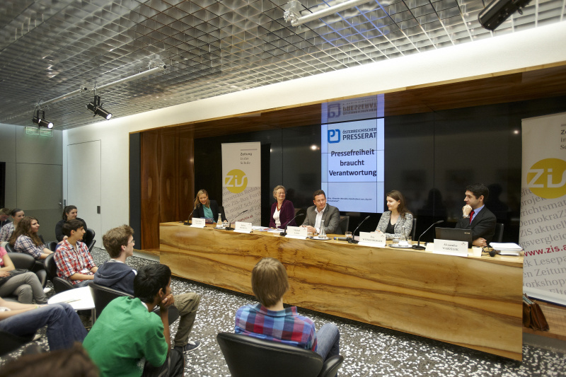 Am Podium v.li.: Medienredakteurin Anna Maria Wallner, Präsidentin von Reporter ohne Grenzen Rubina Möhring, Chefredakteur der APA Michael Lang, Chefredakteurin der Kleinen Zeitung Eva Weissenberger und der Geschäftsführer des österr. Presserates Alexander Warzilek