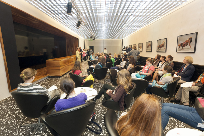 Nationalratspräsidentin Barbara Prammer begrüßt die TeilnehmerInnen am Girls Day 2012
