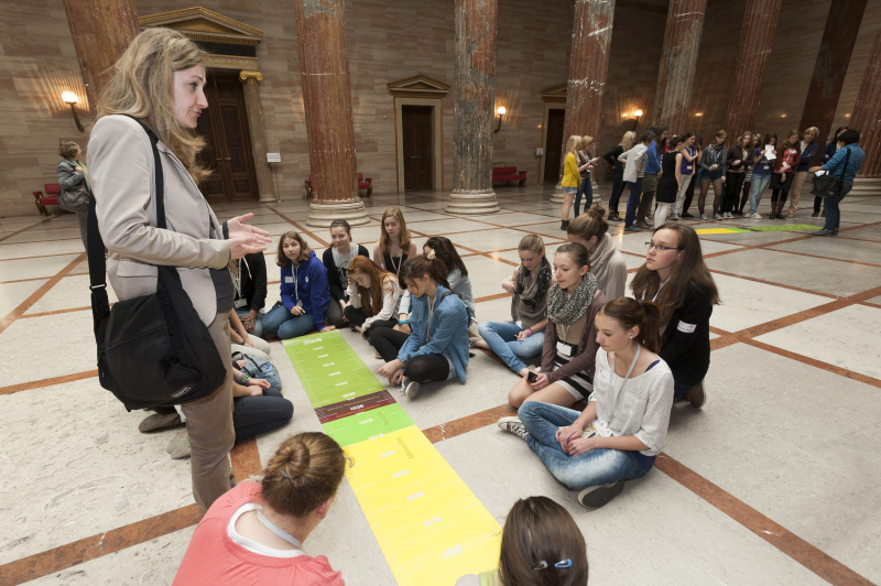 Teilnehmerinnen bei einer Führung durch das Parlamentsgebäude