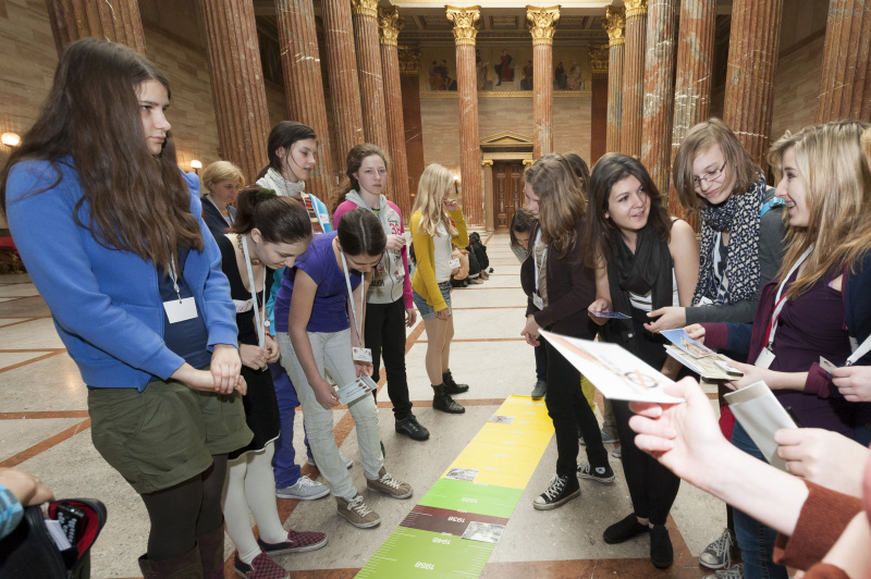 Teilnehmerinnen bei einer Führung durch das Parlamentsgebäude
