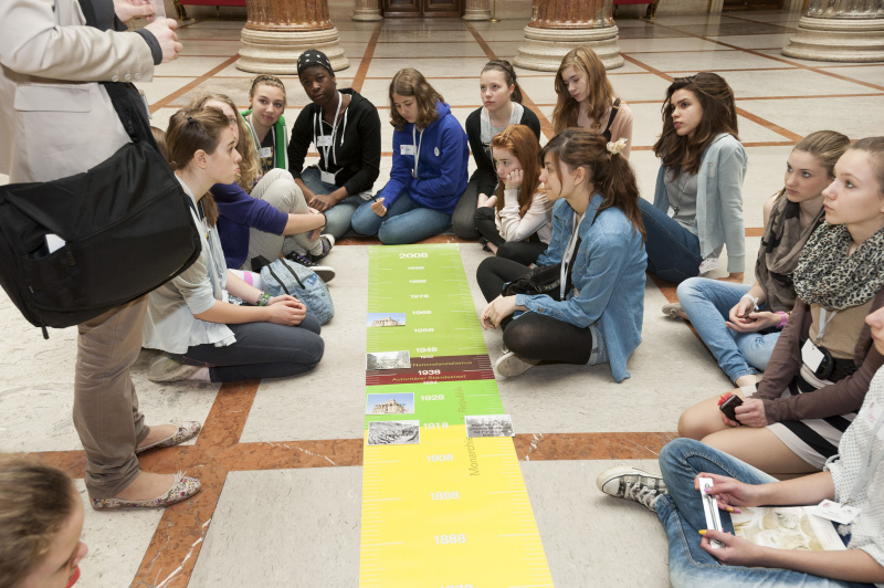Teilnehmerinnen bei einer Führung durch das Parlamentsgebäude