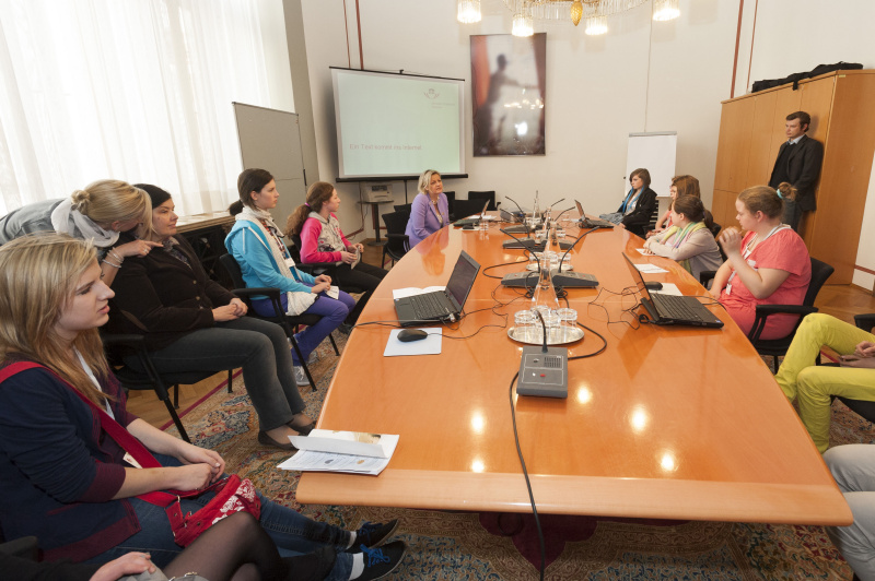 ParlamentsmitarbeiterInnen im Gespräch mit den Teilnehmerinnen . Internetteam der Parlamentsdirektion berichtet über ihre Tätigkeiten.