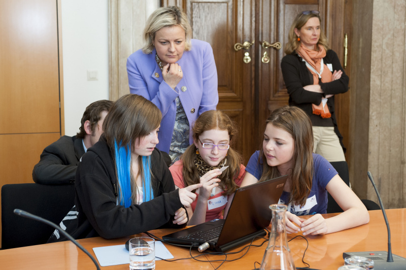 ParlamentsmitarbeiterInnen im Gespräch mit den Teilnehmerinnen . Internetteam der Parlamentsdirektion berichtet über ihre Tätigkeiten.