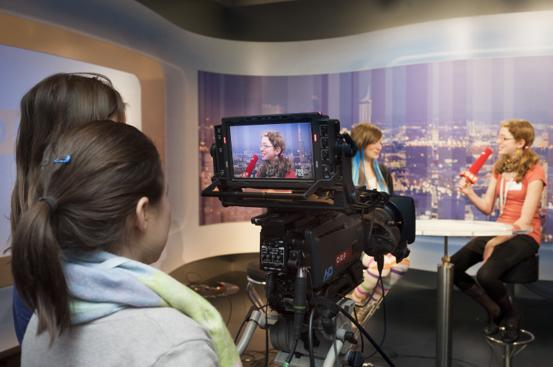 Teilnehmerinnen bedienen die Fernsehkamera im ORF-Stadtstudio