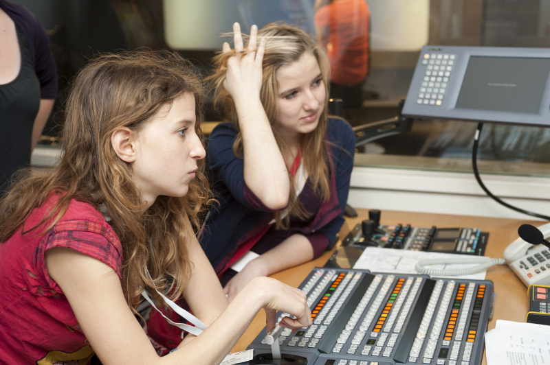 Teilnehmerinnen am Regiepult im ORF-Stadtstudio