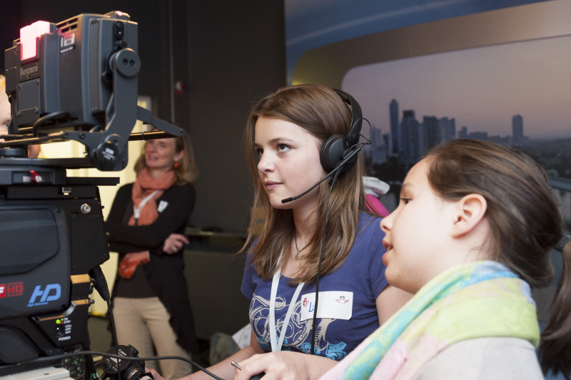 Teilnehmerinnen bedienen die Fernsehkamera im ORF-Stadtstudio