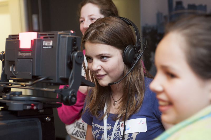 Teilnehmerinnen bedienen die Fernsehkamera im ORF-Stadtstudio