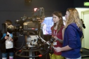 Teilnehmerinnen bedienen die Fernsehkamera im ORF-Stadtstudio