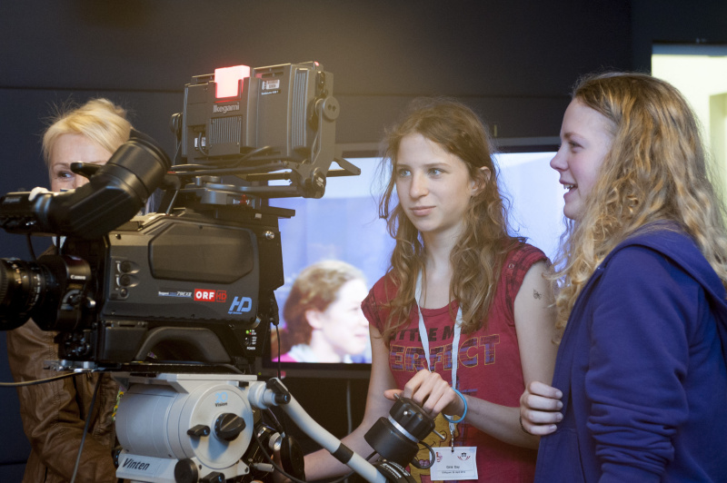Teilnehmerinnen bedienen die Fernsehkamera im ORF-Stadtstudio
