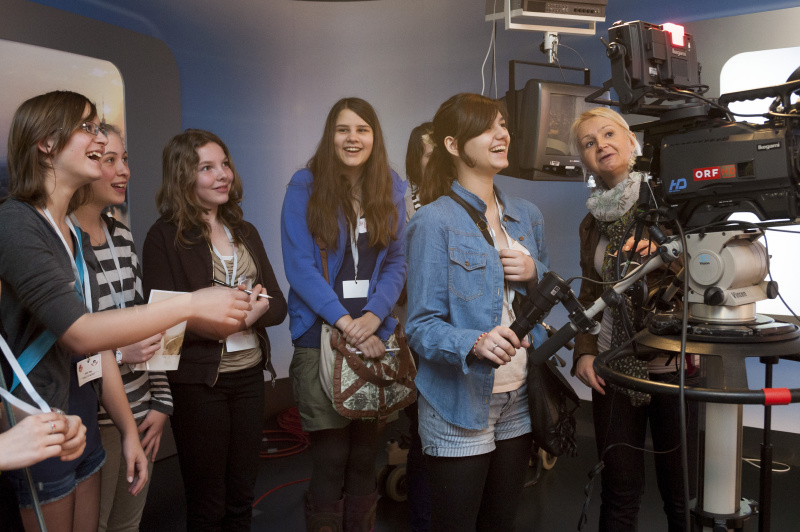 Teilnehmerinnen bedienen die Fernsehkamera im ORF-Stadtstudio
