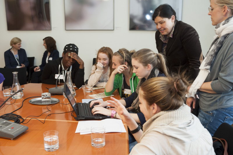 Parlamentsmitarbeiterin im Gespräch mit den Teilnehmerinnen . Internetteam der Parlamentsdirektion berichtet über ihre Tätigkeiten.