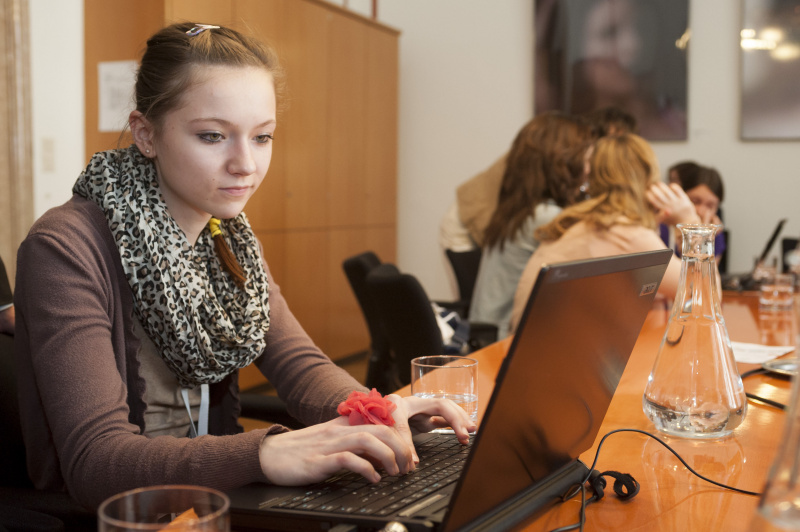 Blick in Richtung Veranstaltungsteilnehmerin . Internetteam der Parlamentsdirektion berichtet über ihre Tätigkeiten.