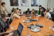Parlamentsmitarbeiterinnen im Gespräch mit den Teilnehmerinnen . Internetteam der Parlamentsdirektion berichtet über ihre Tätigkeiten.