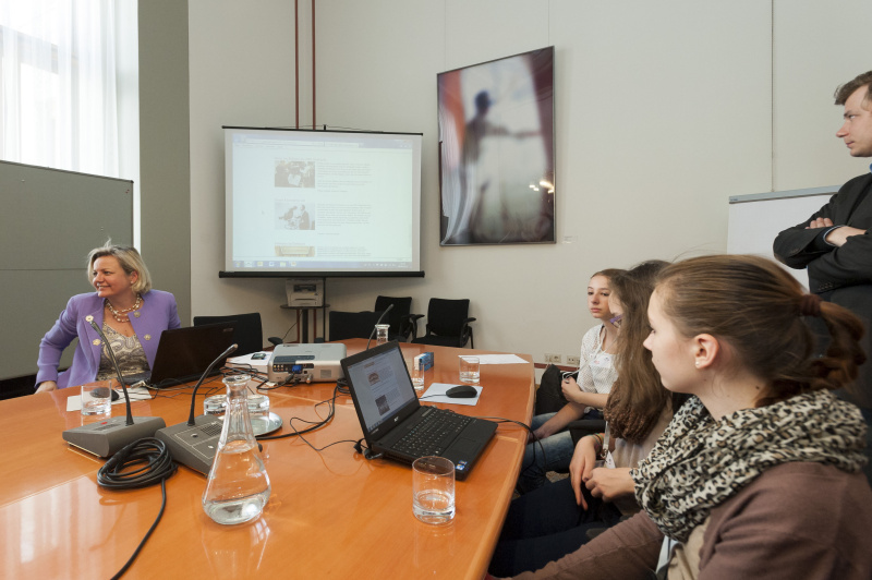 ParlamentsmitarbeiterInnen im Gespräch mit den Teilnehmerinnen . Internetteam der Parlamentsdirektion berichtet über ihre Tätigkeiten.