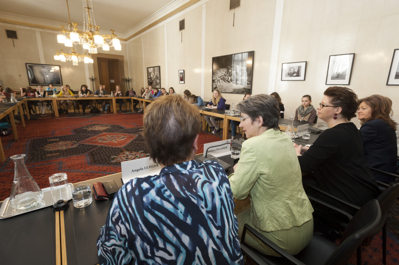 Nationalratspräsidentin Barbara Prammer im Gespräch mit den TeilnehmerInnen am Girls Day 2012