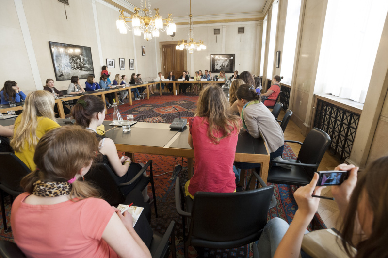 Nationalratspräsidentin Barbara Prammer im Gespräch mit den TeilnehmerInnen am Girls Day 2012