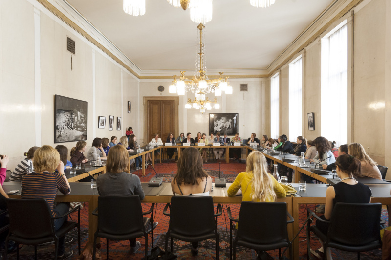 Nationalratspräsidentin Barbara Prammer im Gespräch mit den TeilnehmerInnen am Girls Day 2012