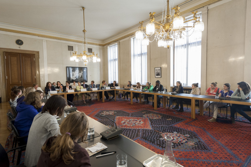 Nationalratspräsidentin Barbara Prammer im Gespräch mit den TeilnehmerInnen am Girls Day 2012