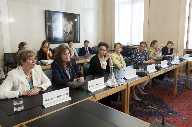 v.li. Bundesrätin Monika Mühlwerth (F), Bundesrätin Notburga Astleitner (V),   Nationalratsabgeordnete Christine Marek (V), Nationalratspräsidentin Barbara Prammer, Nationalratsabgeordnete Angela Lueger (S), Nationalratsabgeordnete Petra Bayr (S), und Nationalratsabgeordnete Judith Schwentner (G)   im Gespräch mit den TeilnehmerInnen am Girls Day 2012