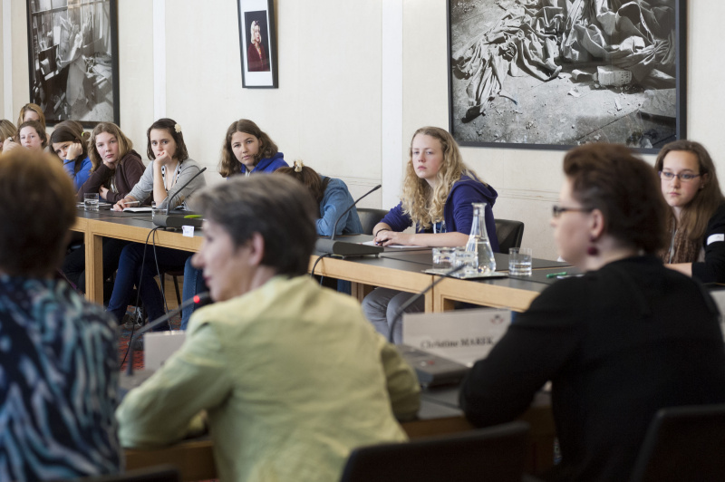 Nationalratspräsidentin Barbara Prammer im Gespräch mit den TeilnehmerInnen am Girls Day 2012