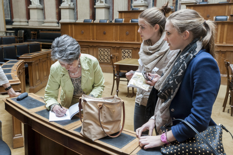 Nationalratspräsidentin Barbara Prammer (li.) verabschiedet die  Teilnehmerinnen des Girls Day 2012
