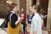 Nationalratsabgeordnete Judith Schwentner (G) im Gespräch mit Teilnehmerinnen am Girls Day 2012