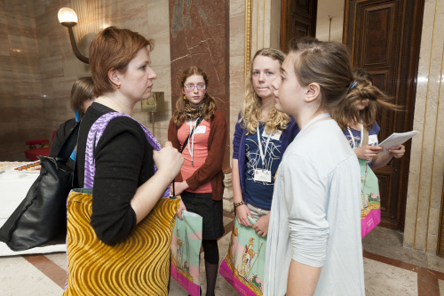 Nationalratsabgeordnete Judith Schwentner (G) im Gespräch mit Teilnehmerinnen am Girls Day 2012