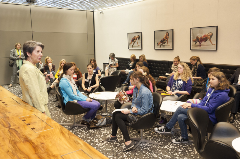 Nationalratspräsidentin Barbara Prammer begrüßt die TeilnehmerInnen am Girls Day 2012