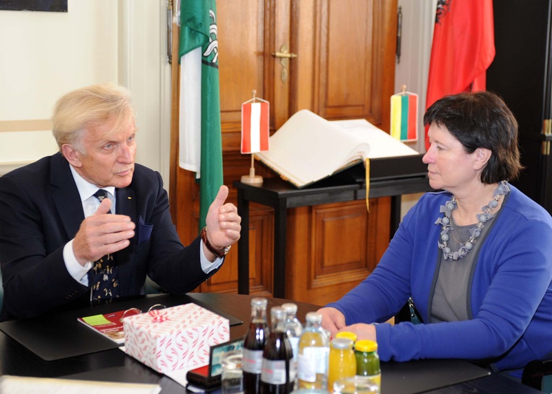 v.li.  Bundesratspräsident Gregor Hammerl und die litauische Vizepräsidentin des Seimas Virginija Baltraitiene im Gespräch