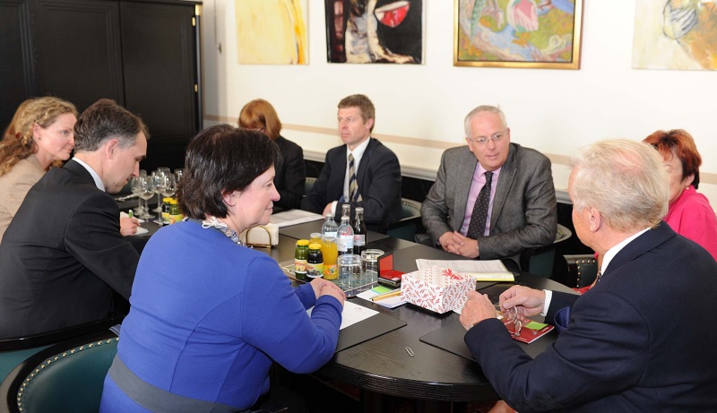 Aussprache mit der litauischen Vizepräsidentin des Seimas Virginija Baltraitiene (3.v.li.) und Bundesratspräsident Gregor Hammerl (2.v.re.)