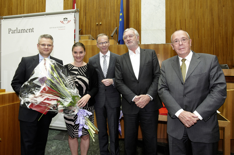 v.li.: ORF-Redakteur Ernst Bornemann mit seinem Team und dem Präsidenten des Presseclubs Concordia Peter Bochskanl (re.)