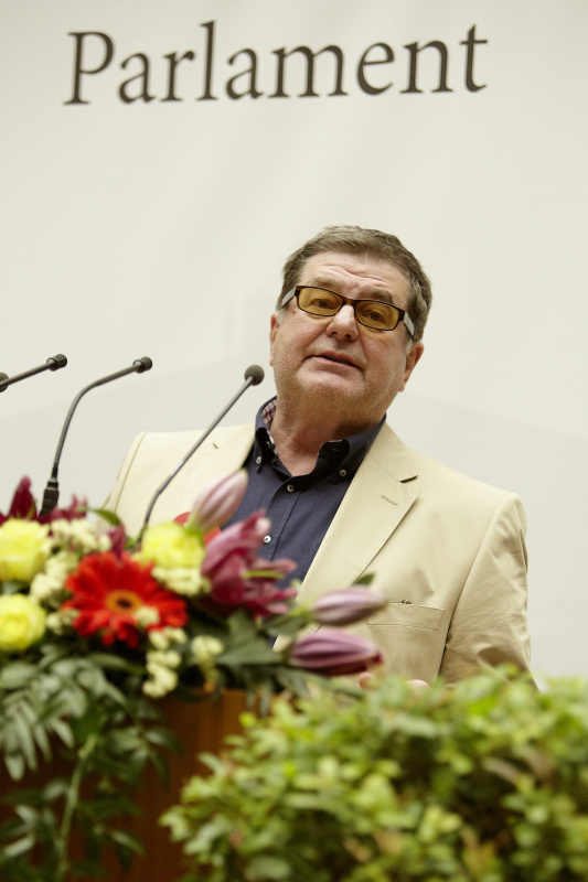 Schauspieler Erwin Steinhauer am Rednerpult