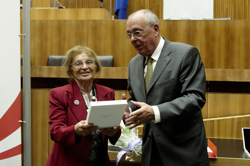 v.li.: Preisträgerin Agnes Heller und der Präsident des Presseclub Concordia Peter Bochskanl