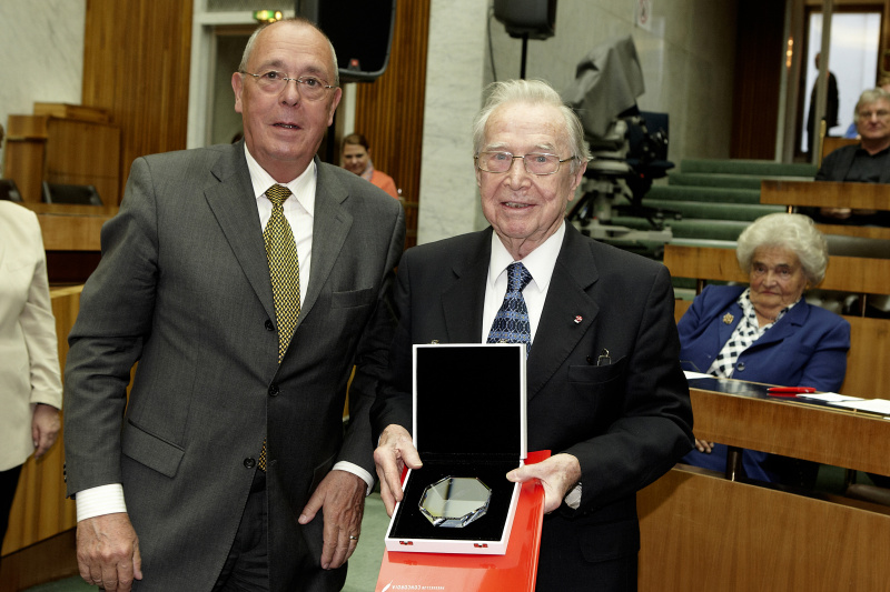 v.li.: Präsident des Presseclub Concordia Peter Bochskanl und Preisträger Otto Schönherr