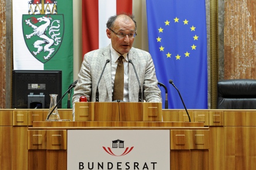 Univ. Dozent Peter Bußjäger am Rednerpult