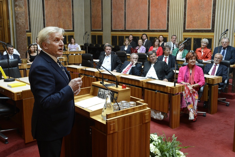 Blick Richtung VeranstaltungsteilnehmerInnen mit Bundesratspräsident Gregor Hammerl am Rednerpult