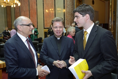v.li.: Der italienische Botschaftsrat Sergio Pagano, Nuntiaturrat Christoph Kühn und Buchautor Martin C. Wittmann
