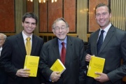 v.li.: Buchautor Martin C. Wittmann, Univ.- Prof. Wolfgang Mantl und Rechtsanwalt Konstantin Köck