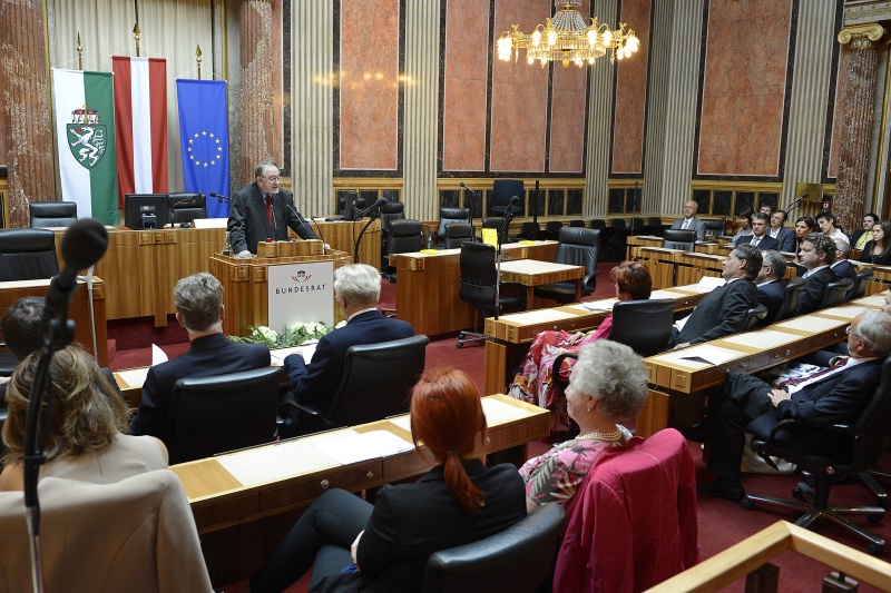 Univ.- Prof. Wolfgang Mantl am Rednerpult
