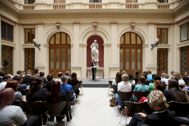 Begrüßung durch Hannah Lessing